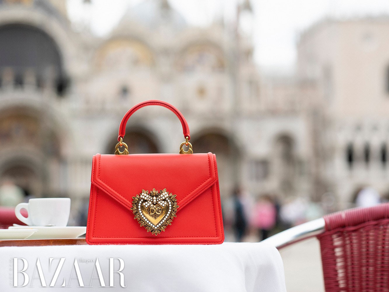 SHARON STONE, GƯƠNG MẶT HOÀN HẢO CHO TÚI DEVOTION CỦA DOLCE & GABBANA